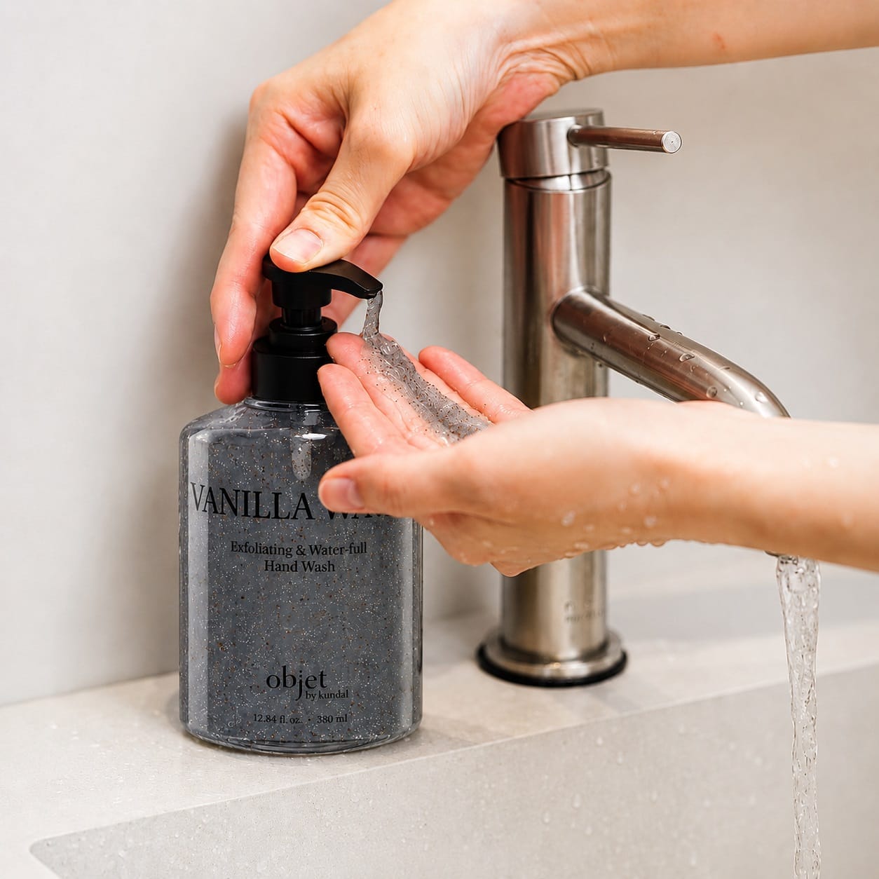 Отшелушивающее жидкое мыло для рук Objet By Kundal Exfoliating & Waterfull Hand Wash Vanilla Wave, 300 мл - фото 2