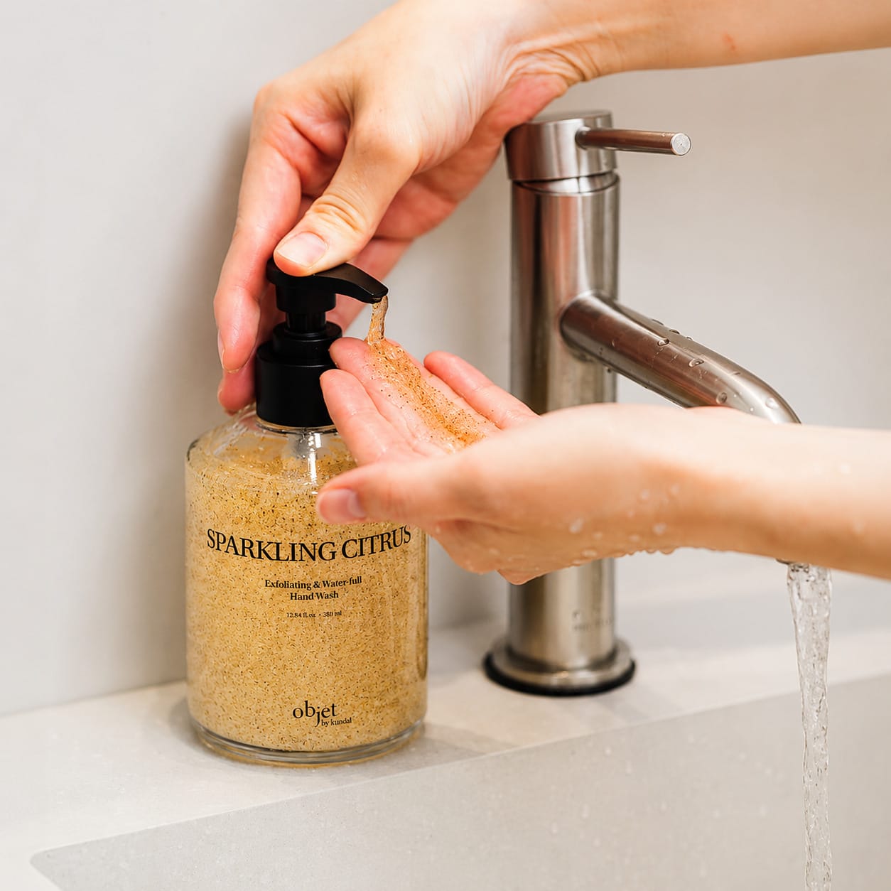 Отшелушивающее жидкое мыло для рук Objet By Kundal Exfoliating & Waterfull Hand Wash Sparkling Citrus, 300 мл - фото 3