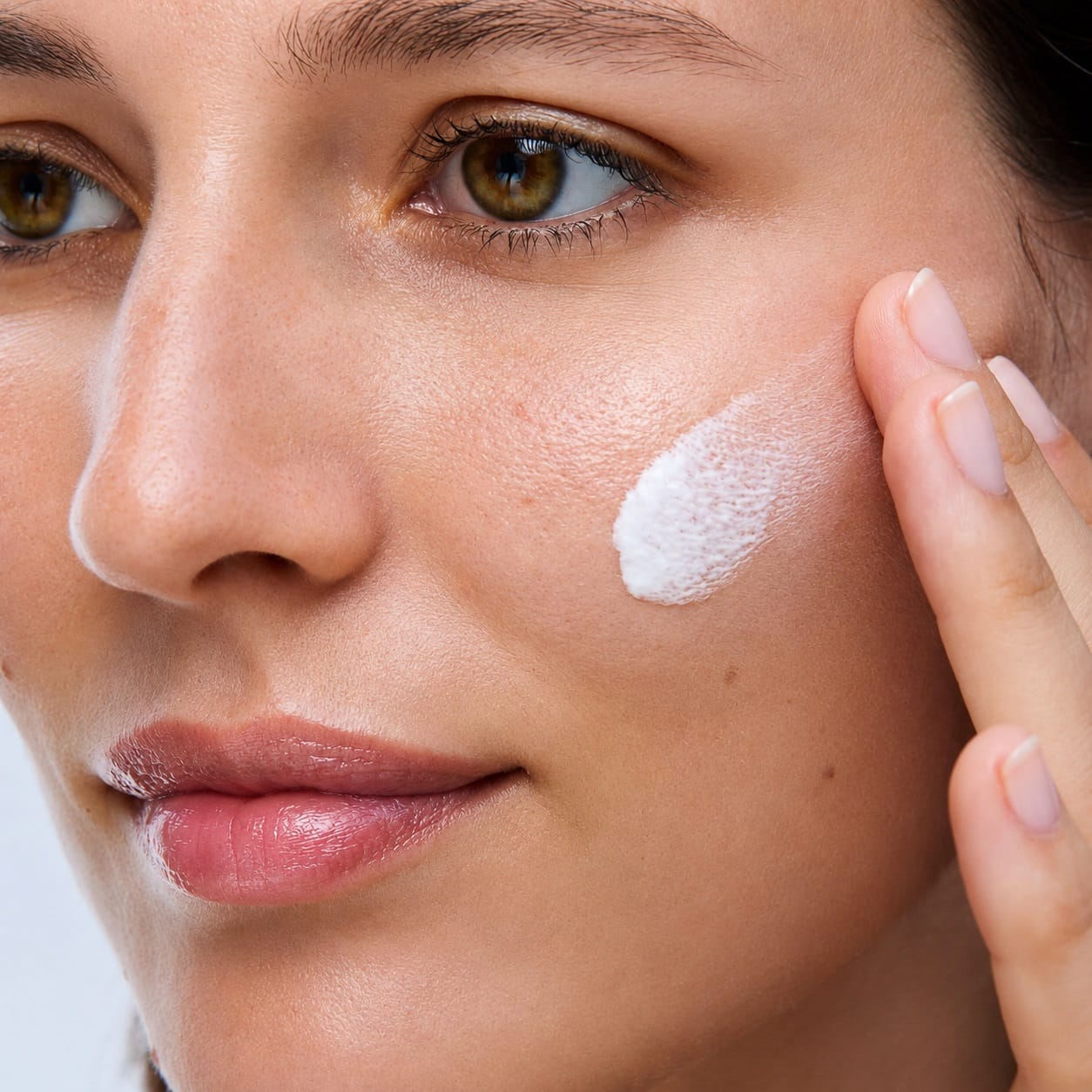 Флюид-экран для ежедневной защиты лица SPF 50+ UV Plus Skin Barrier Multi-Protective Daily Screen Invisible, 30 мл - фото 3