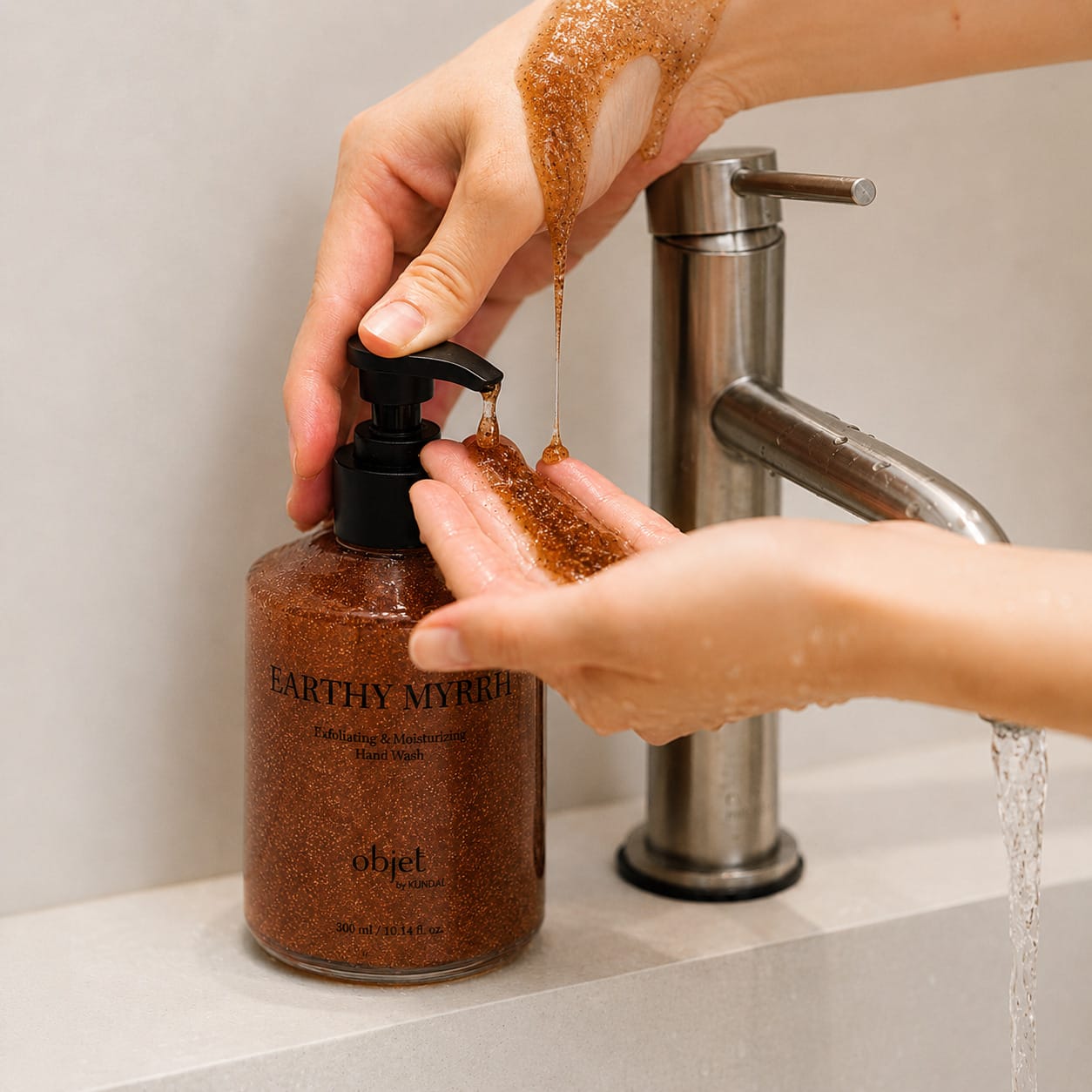 Отшелушивающее жидкое мыло для рук Objet By Kundal Exfoliating & Waterfull Hand Wash Earthy Myrrh, 300 мл - фото 3
